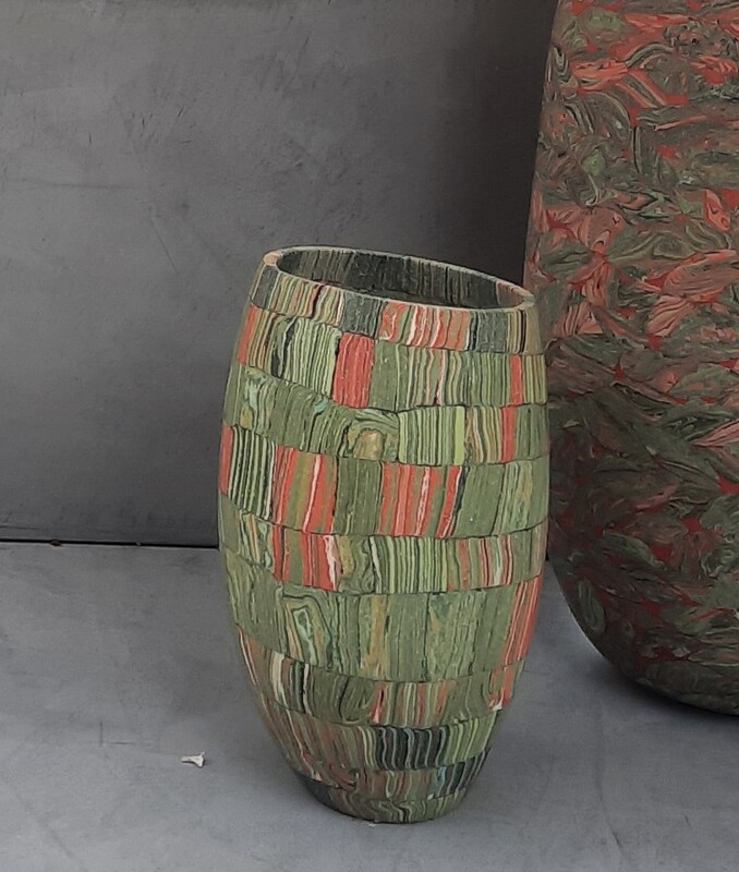 Dorothee Wenz - Stäbchen grünrot, 2025, eingefärbter Ton und Porzellan