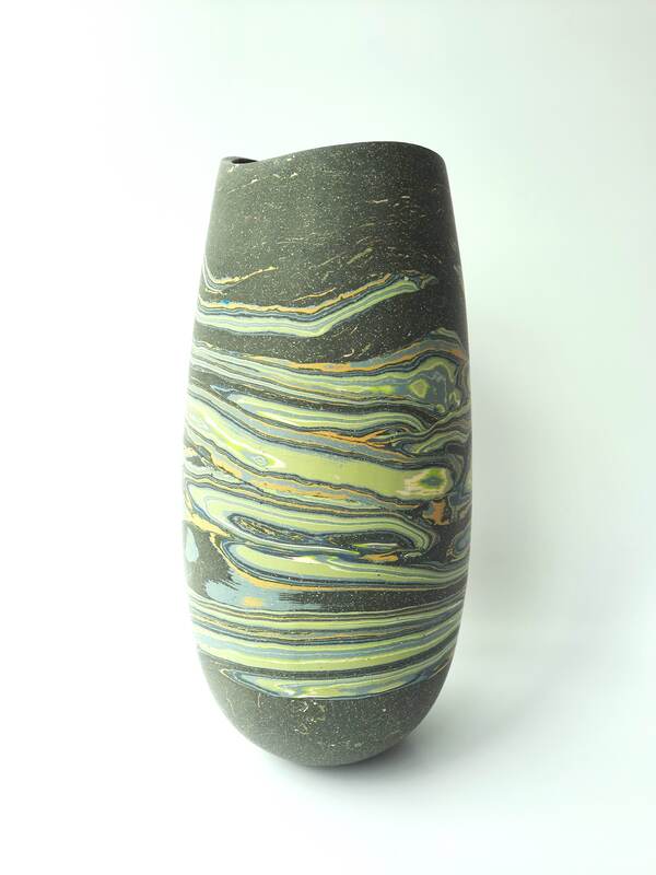 Dorothee Wenz - Mäander, 2023, eingefärbter Ton und Porzellan