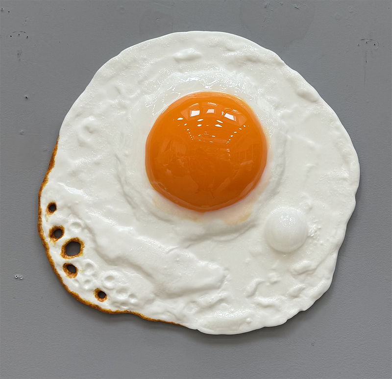 Peter Anton: "Fried egg #9/12  (Sunny side up series)" (2025)