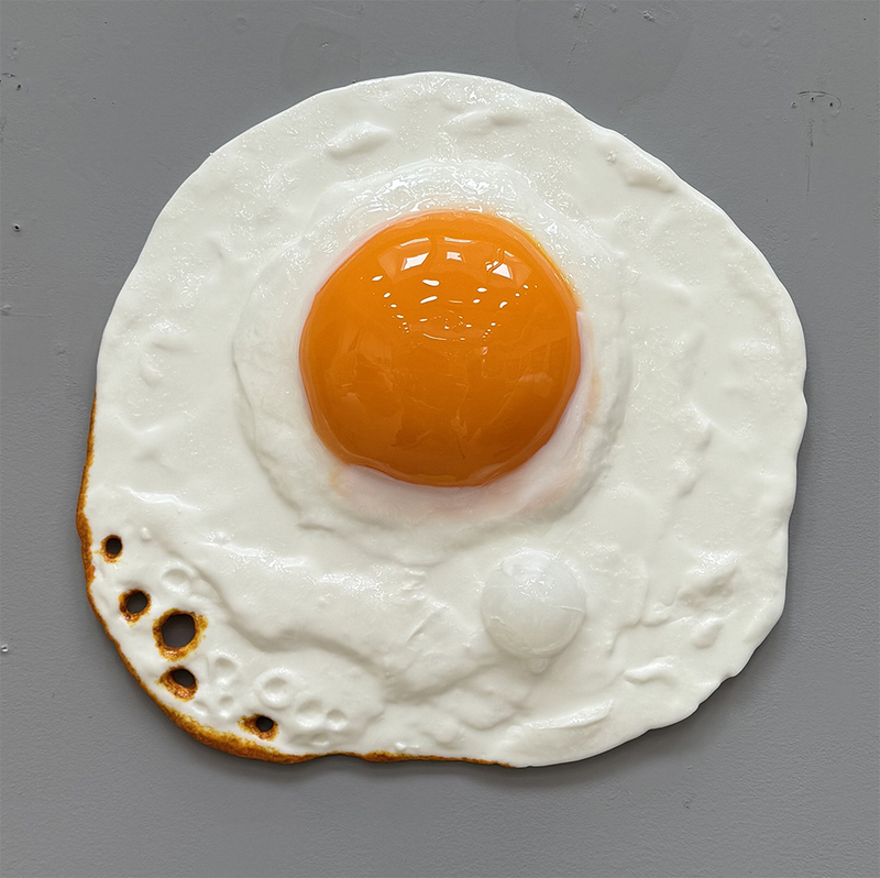 Peter Anton: "Fried egg #10/12  (Sunny side up series)" (2025)