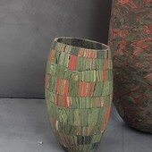 Dorothee Wenz - Stäbchen grünrot, 2025, eingefärbter Ton und Porzellan