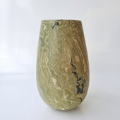 Dorothee Wenz - Olivin, 2023, eingefärbter Ton und Porzellan