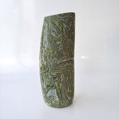 Dorothee Wenz - Verwoben, 2023, eingefärbter Ton und Porzellan