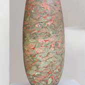 Dorothee Wenz - Arabeske II, 2024, eingefärbter Ton und Porzellan